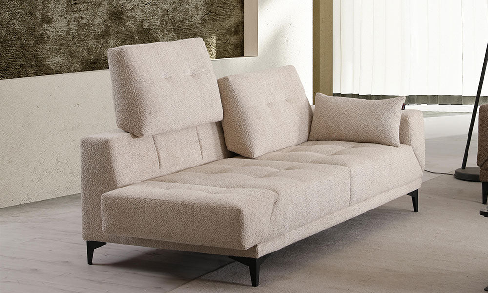 Nita Modern üçlü koltuğun ayarlanabilir sırt ve kolçak mekanizmasının açık haldeki konforlu ve genişletilmiş oturum alanı.