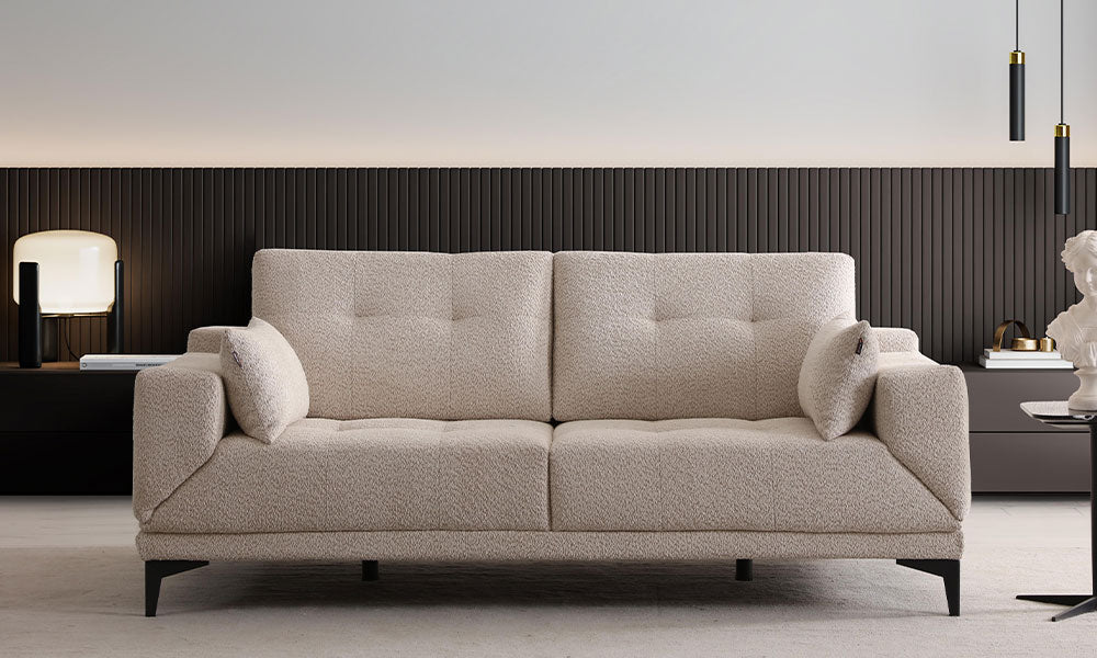 Nita Modern üçlü koltuğun bej renkli dokuma kumaşı, düğme detaylı sırtı ve metal ayaklı şık salon görünümü.