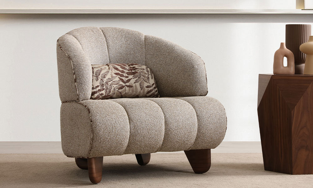 Nois Modern Berjer; kanallı puf dikişli, dokuma kumaş kaplı, asimetrik sırtlı ve masif ahşap ayaklı modern tasarımıyla.