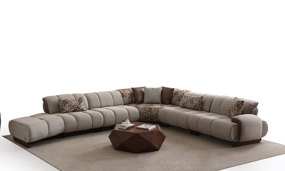 Beyaz arka planda, Nois Modern modüler köşe koltuk takımının tam takım stüdyo çekimi; kanallı puf dikişli ve deri kolçaklı.