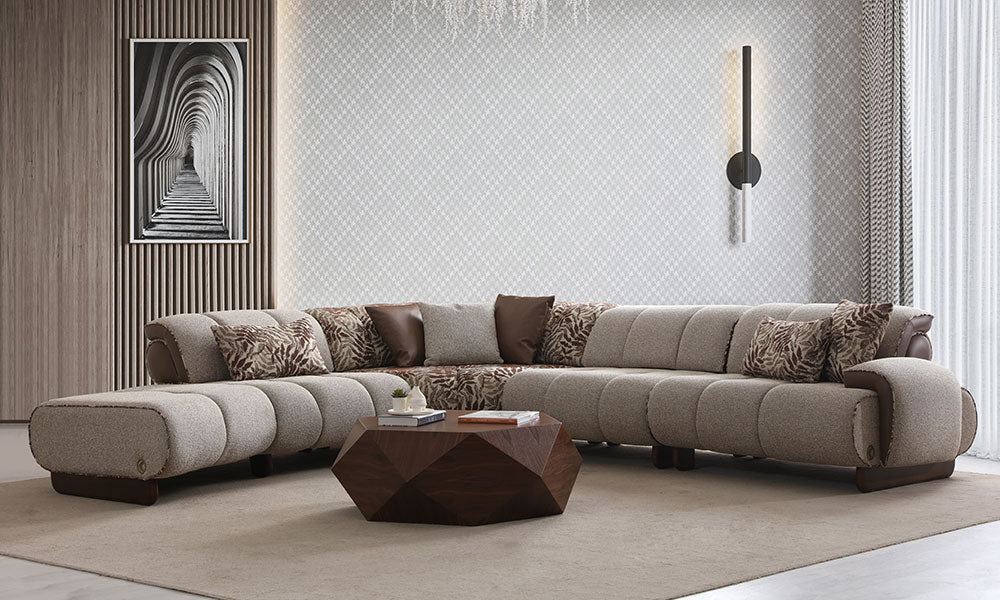Nois Modern köşe koltuğun kanallı dikişli modülleri, yaprak desenli kırlentleri ve deri detaylarıyla modern salon görünümü.