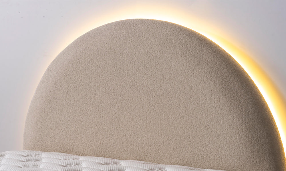 Nool modern yatak başlığı leke tutmaz premium kumaş dokusu; dikey kapitone paneller, pürüzsüz yüzey işçiliği ve ergonomik yatak sırtlığı yakın çekim detayı.