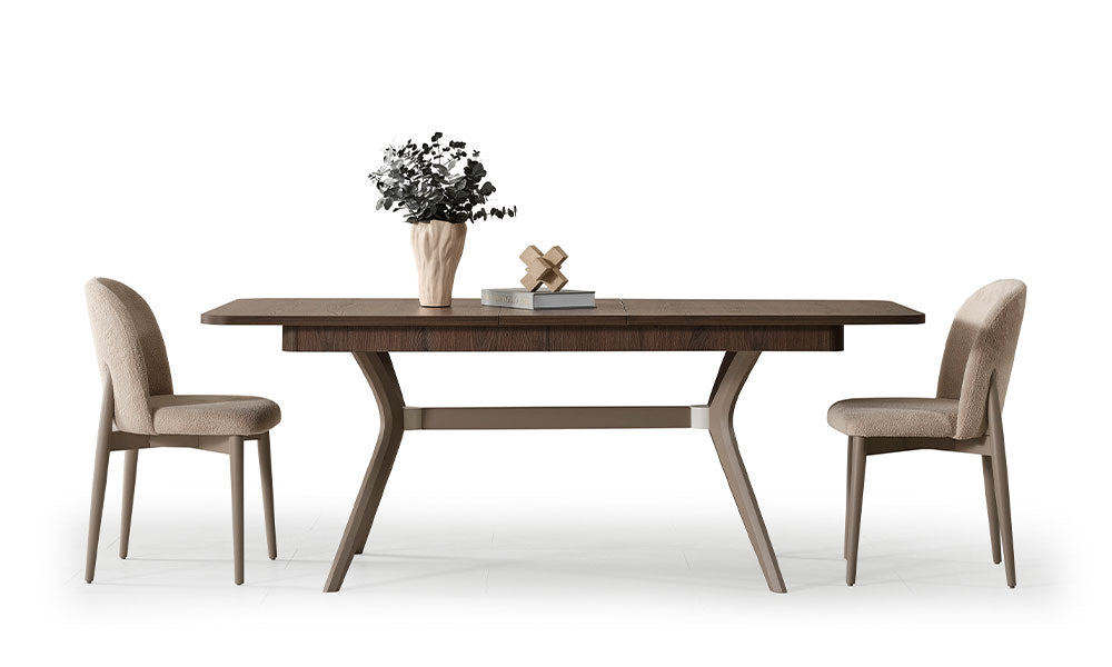 Petra modern yemek masası, koyu ceviz açılır tablası, iki bej kumaş sandalye, bronz metal ayakları ve dekoratif aksesuarlarıyla.