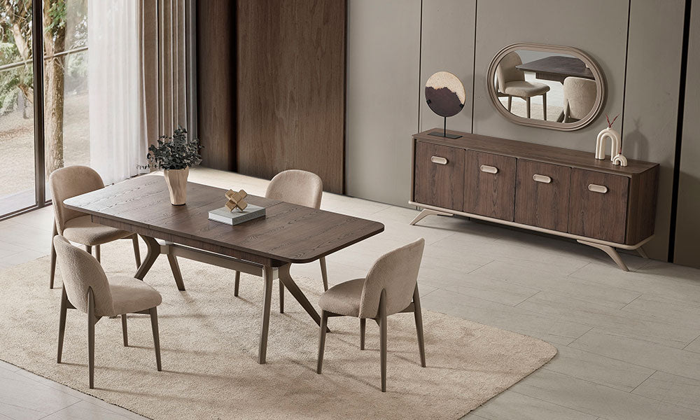 Petra modern yemek odası, koyu ceviz açılır masa, dört bej sandalye, bronz ayaklı konsol ve oval duvar aynasıyla.