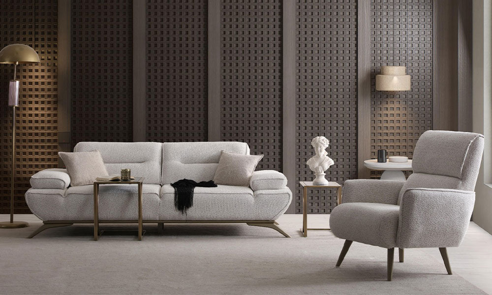 Modern bir salonda, Prada koleksiyonuna ait hareketli mekanizmalı üçlü koltuk ve yüksek sırtlı berjerin şık duruşu.