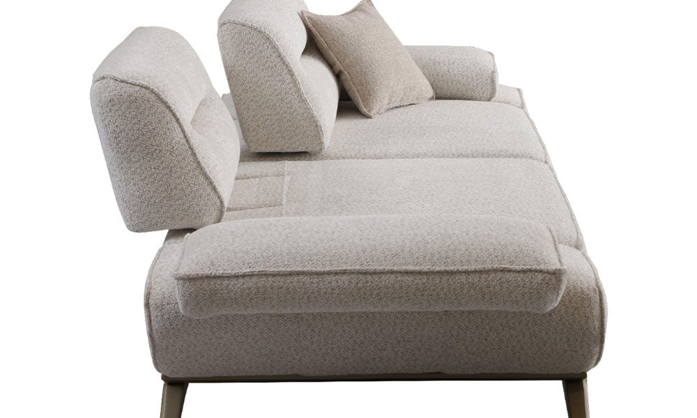 Prada Modern üçlü koltuğun ayarlanabilir sırt mekanizmasının yükseltilmiş hali ve kumaş detayının yakın çekimi.