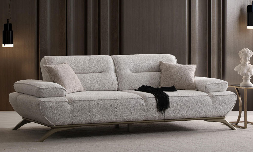 Prada Modern üçlü koltuğun ayarlanabilir sırt ve kol mekanizmalarıyla, bukle kumaşlı ve metal ayaklı modern bir salondaki önden görünümü.