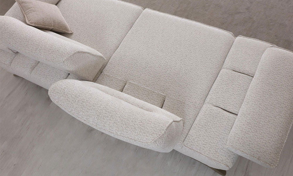 Prada Modern üçlü koltuğun üstten görünümü; hareketli kol ve sırt mekanizmalarının işlevselliği ve kumaş dokusu.