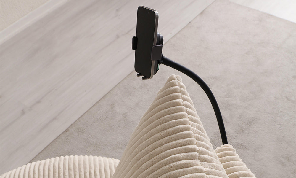 Round modern baba koltuğunun yanına sabitlenen uzun esnek telefon tutucu ve koltuk minderlerinin üst açıdan görünümü