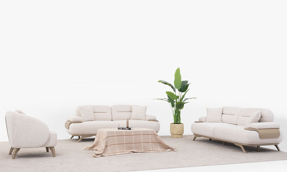 Rove Modern Koltuk Takımı'nın geniş üçlü kanepeleri ve ergonomik berjerinin ferah bir salondaki tam takım görünümü; açık renk dokuma kumaş ve ahşap ayak detayları.