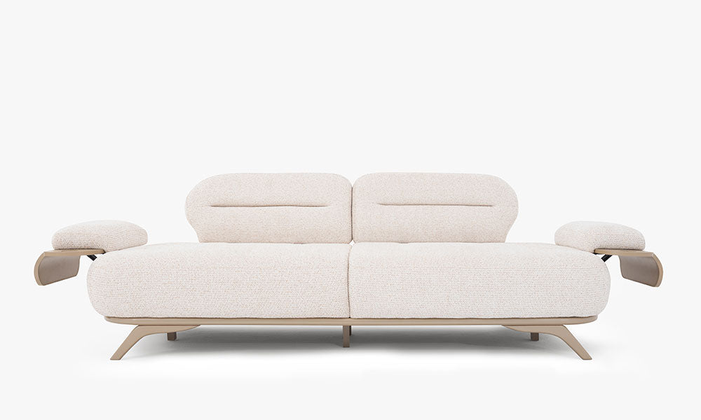 İnegöl Mobilyası tasarımı Rove Modern üçlü koltuğun krem dokuma kumaşı ve kavisli hatlarıyla kapalı haldeki minimalist salon duruşu.