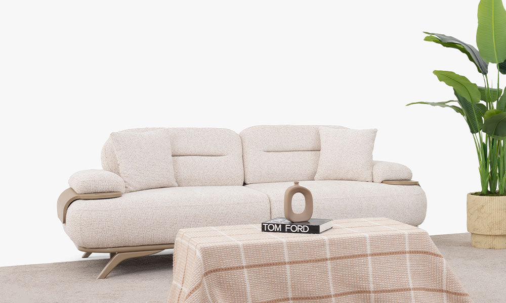 Modern bir salonda yer alan Rove üçlü koltuğun puf formlu minderleri, kırlentleri ve açılı ahşap ayak detaylarıyla genel yerleşimi.