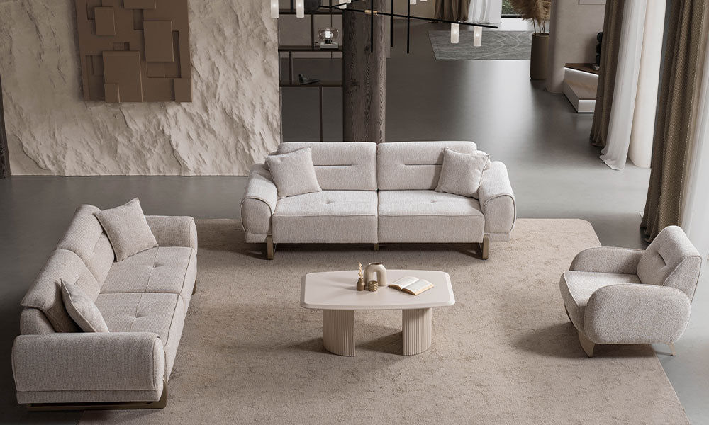 Modern bir salonda, Rüya koleksiyonuna ait bej renkli üçlü ve ikili koltuk ile modern berjerin şık yerleşimi.