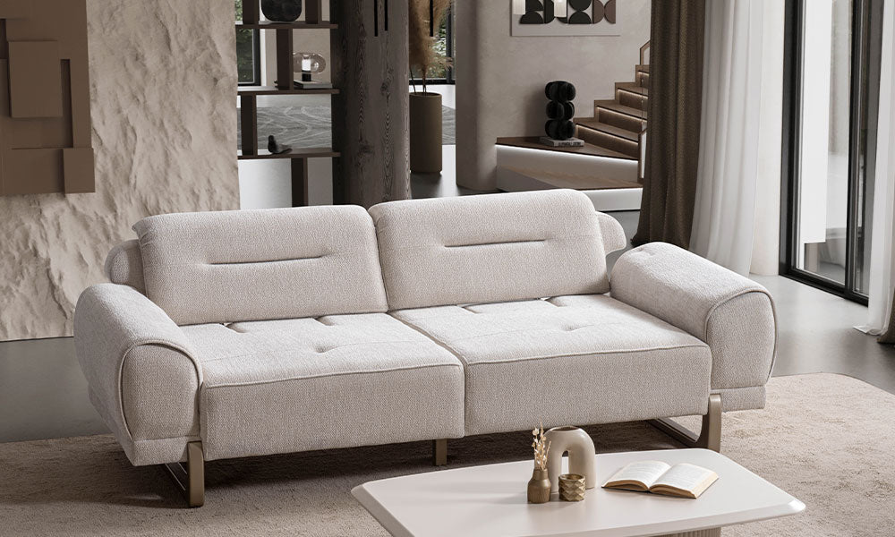 Rüya Modern üçlü koltuğun sırt mekanizmasıyla genişleyen oturum alanını ve yatak olma özelliğini gösteren stüdyo çekimi.