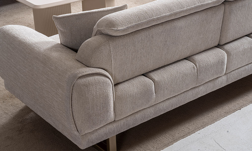 Rüya Modern üçlü koltuğun kavisli sırt yapısını, yumuşak döşeme detaylarını ve kumaş dokusunu gösteren arkadan üst açı görünümü.