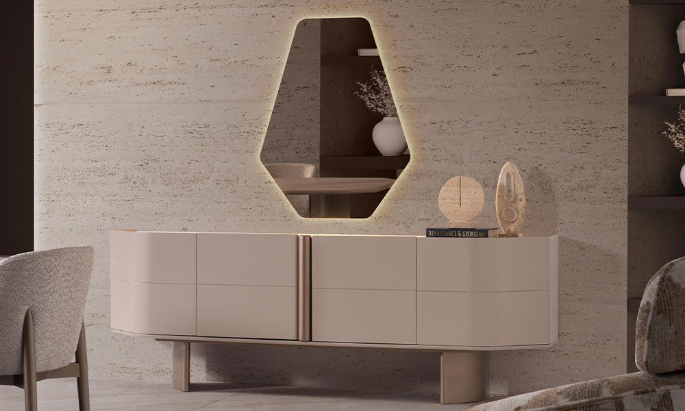 Sierra Modern Konsol ve LED aydınlatmalı geometrik aynasının traverten duvar önündeki şık yandan görünümü.