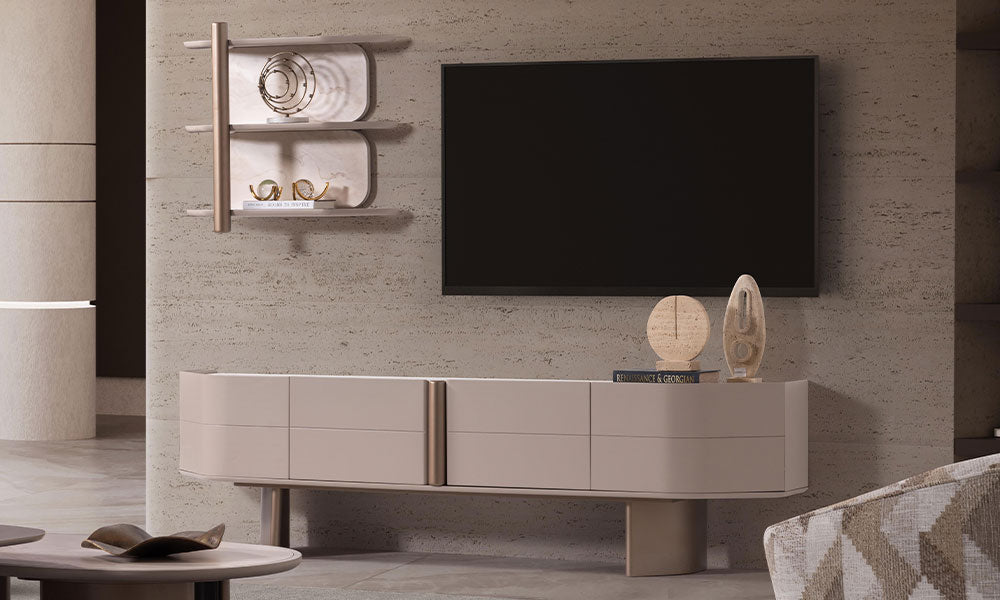 Modern bir salonda, Sierra koleksiyonuna ait kavisli TV sehpası ve asimetrik mermer desenli duvar rafı.