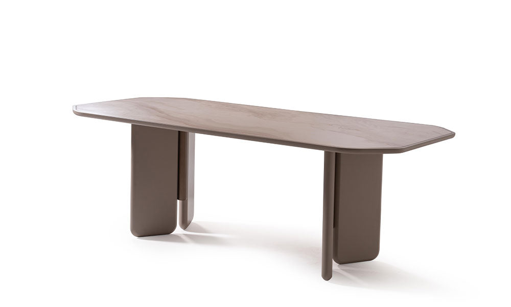 Beyaz arka planda, Sierra Modern yemek masasının mermer desenli tablası ve panel ayaklı heykelsi tasarımının yandan görünümü.