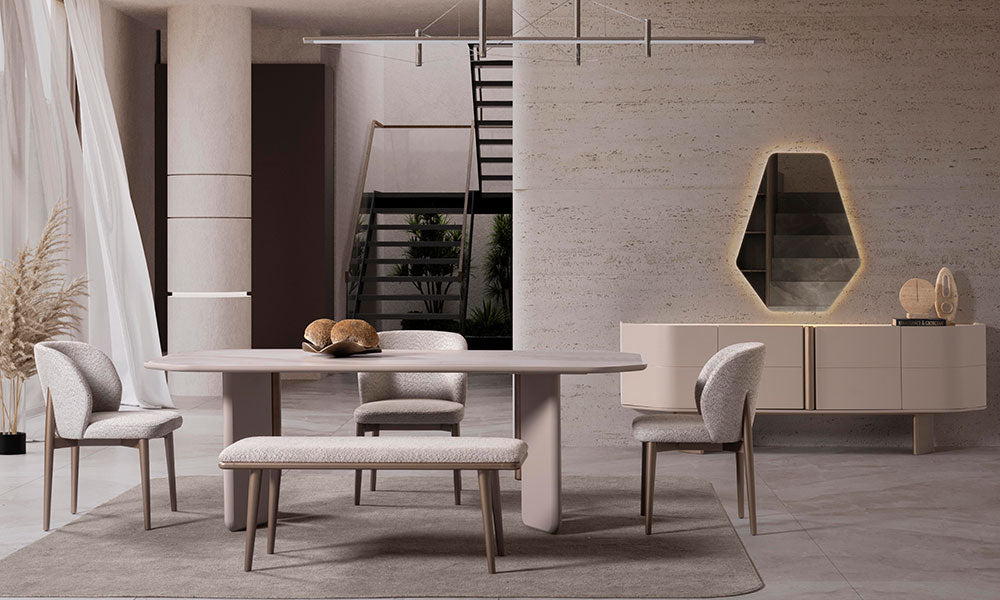 Sierra Modern Yemek Odası Takımı'nın tam takım görünümü; panel ayaklı masa, sandalyeler, bench, kavisli konsol ve LED aydınlatmalı geometrik ayna.