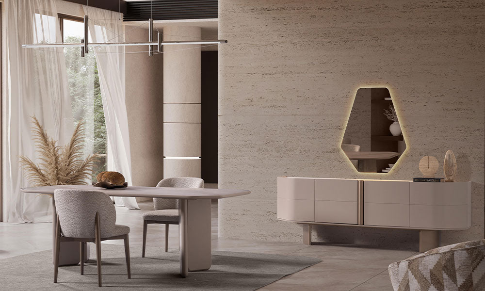 Sierra Modern yemek odası takımının lüks bir salondaki görünümü; panel ayaklı masa, sandalyeler ve LED aydınlatmalı geometrik aynalı kavisli konsol.