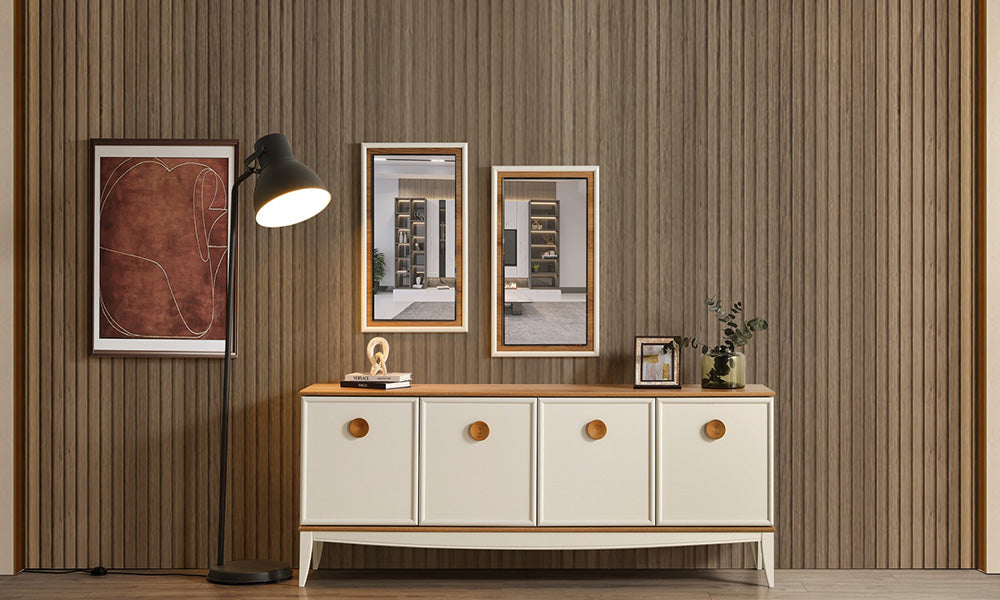 Silva Modern konsolun ahşap üst tablalı, dört kapaklı krem renkli suntalam gövdesi ve yuvarlak ahşap kulpları. Konsolun üzerinde çerçeveli ikiz aynalar ve bir lamba görülmektedir.