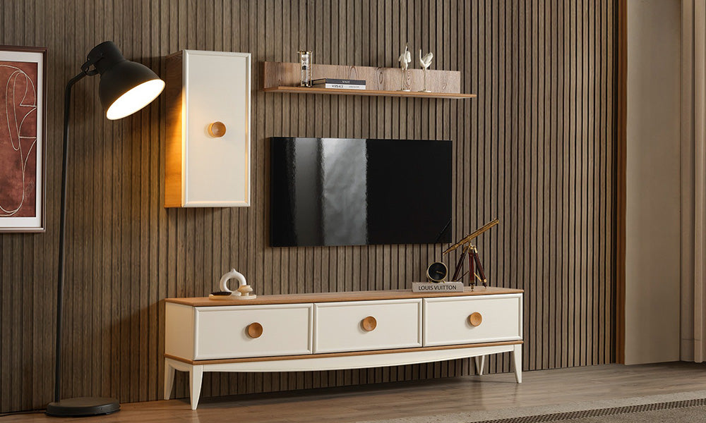 Silva Modern TV Ünitesi'nin ahşap üst tablalı, üç çekmeceli alt modülü, dikey dolap ve raf üniteleriyle duvardaki tam takım görünümü.
