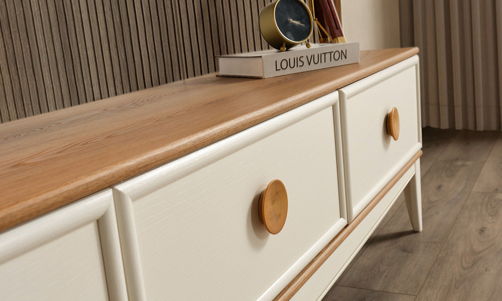Silva Modern TV Ünitesi'nin doğal ahşap üst tablası, krem rengi çekmeceleri ve yuvarlak ahşap kulplarını gösteren yakın çekim detayı.