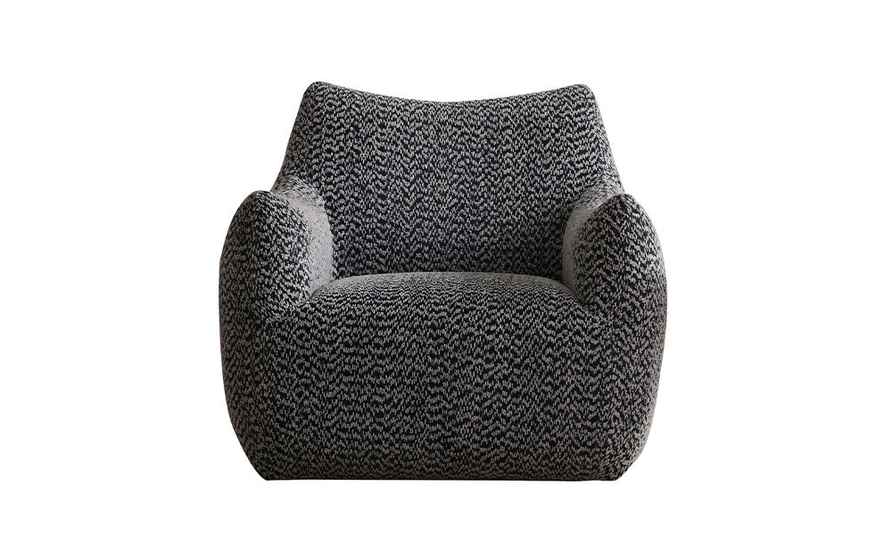 Beyaz arka planda, Soho Modern berjerin yumuşak kavisli, geniş ve konforlu tasarımının önden stüdyo çekimi.