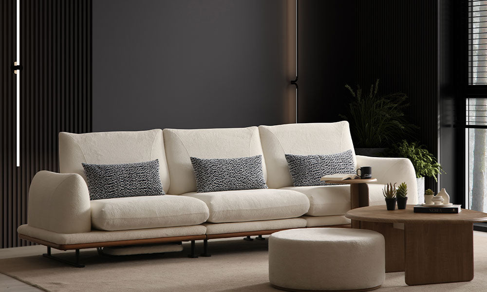 Soho Modern dörtlü koltuğun krem rengi bukle kumaşı, ahşap bazası ve metal ayaklarıyla modern bir salondaki lüks görünümü.