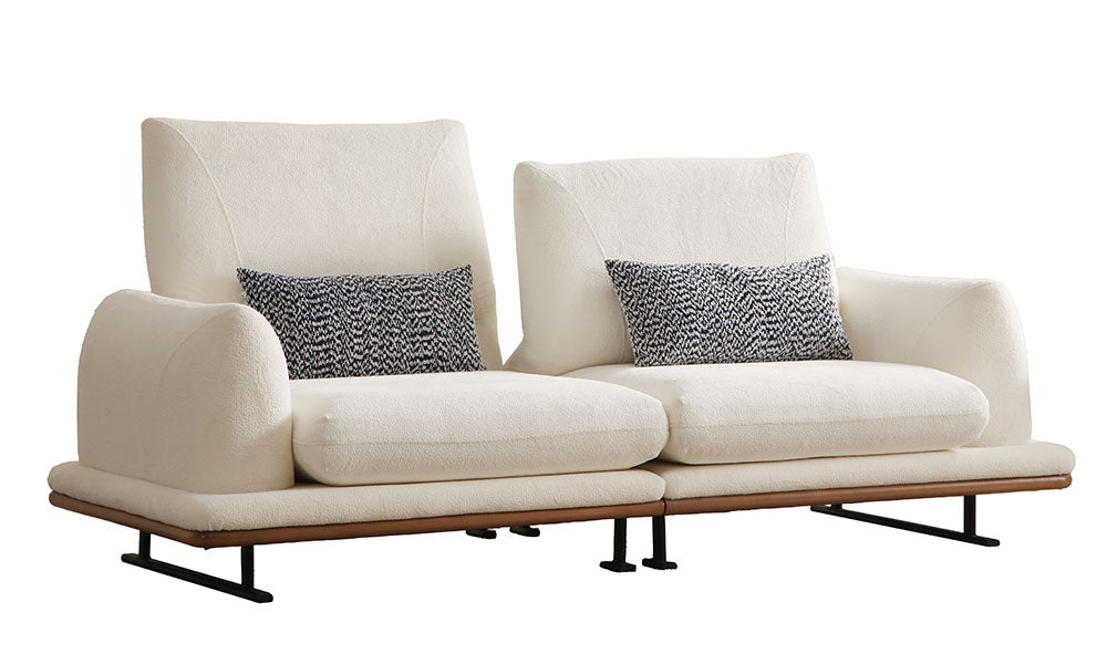 Beyaz arka planda, Soho Modern üçlü koltuğun iki modüllü yapısı, ayarlanabilir sırt mekanizması ve ahşap/metal bazalı tasarımı.