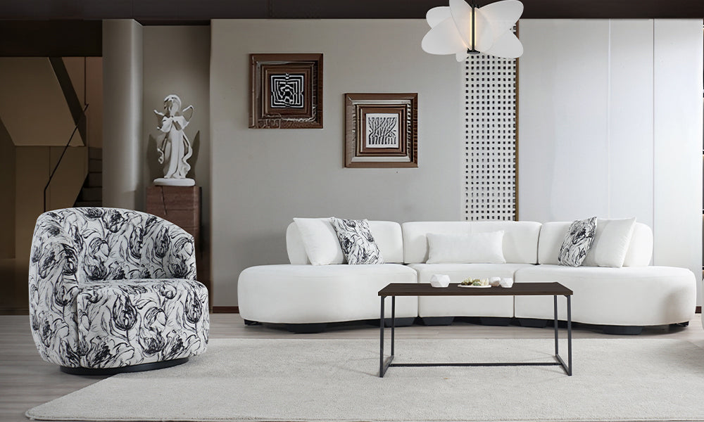Solo Modern Koltuk Takımı salon yerleşimi; altın uçlu yüksek metal ayaklı üçlü koltuklar, dikiş detaylı dış kolçaklar ve ergonomik berjer.