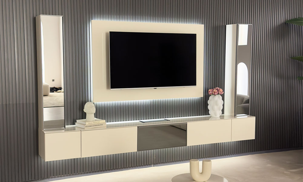 Uçan TV Ünitesi'nin aytaşı rengi düz TV paneli ve ortası aynalı konsol modülü, koyu renk yivli duvar önünde.