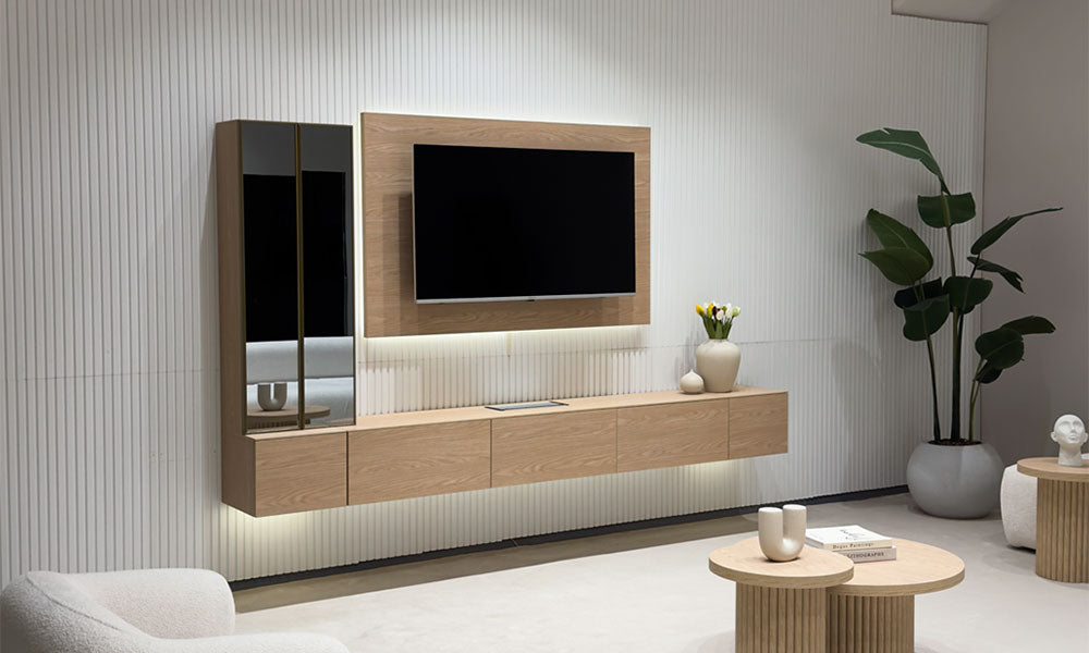 Meşe dokulu, duvara monte Uçan TV Ünitesi'nin lüks bir salondaki soldan genel görünümü; LED aydınlatma ve füme aynalı dikey modüller.