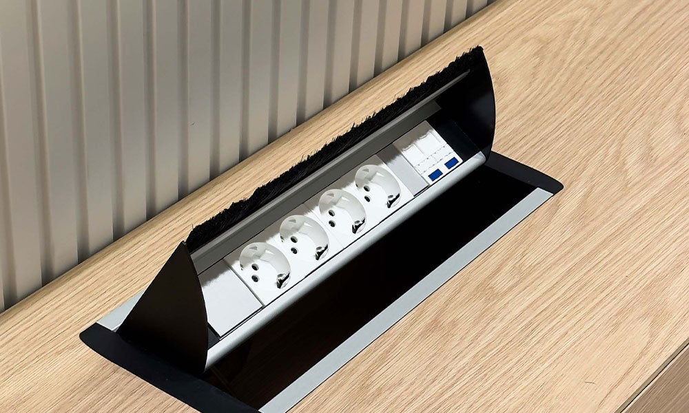 Uçan TV ünitesi konsoluna entegre edilmiş, USB ve priz girişli, açılır (pop-up) gömme priz sisteminin yakından detayı.