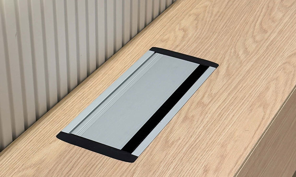 Uçan TV ünitesi konsoluna entegre edilmiş, USB ve priz girişli, açılır (pop-up) gömme priz sisteminin yakından detayı.