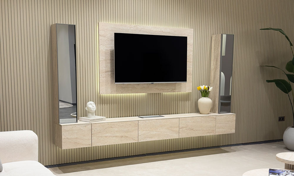 Traverten dokulu, duvara monte Uçan TV Ünitesi; LED aydınlatmalı TV paneli, yatay konsol ve iki adet dikey aynalı modülden oluşan tam takım.