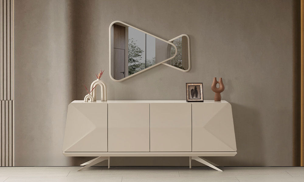 Guccello Modern Konsol ve üzerindeki iki parçalı, asimetrik üçgen formlu dekoratif ayna setinin tam görünümü.