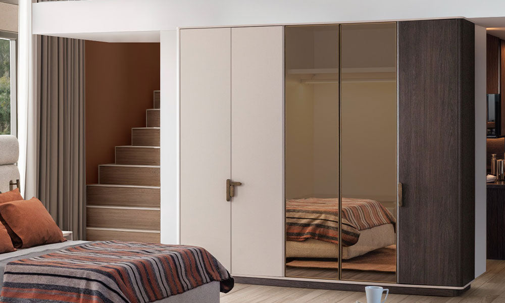 Velar Modern gardırobun bronz füme cam kapaklı, bej ve koyu ahşap renkli modern bir yatak odasındaki lüks görünümü.