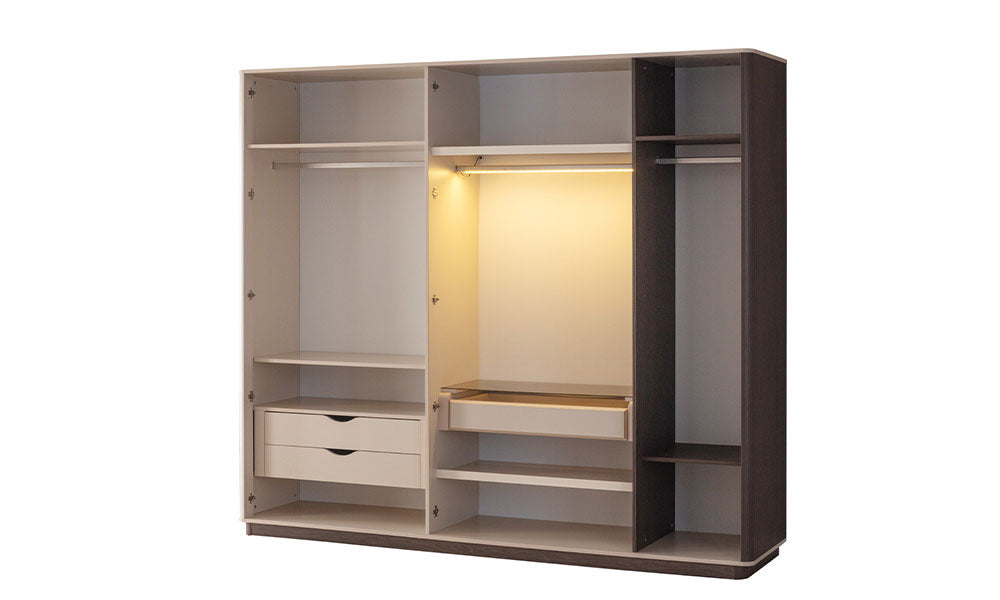 Velar Modern gardırobun LED aydınlatmalı, bol raflı, askılıklı ve iç çekmeceli geniş ve fonksiyonel iç düzeni.