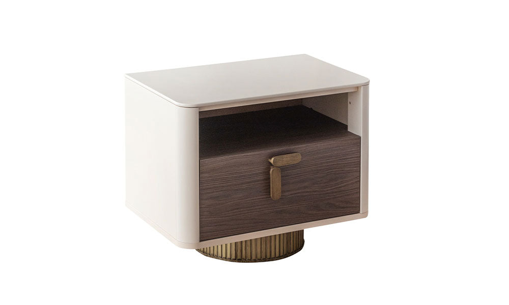 Velar Modern Komodin; altın yivli metal bazalı, koyu ahşap çekmeceli, bej gövdeli ve açık raflı tasarımı.