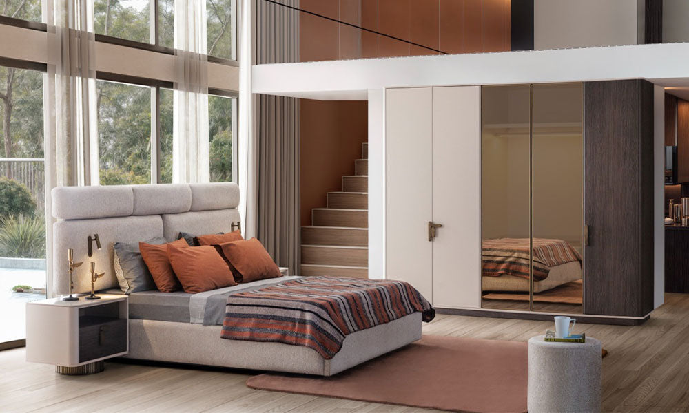 Velar Modern Yatak Odası Takımı'nın lüks ve aydınlık bir alandaki görünümü; puf başlıklı bazalı karyola ve bronz cam kapaklı gardırop.