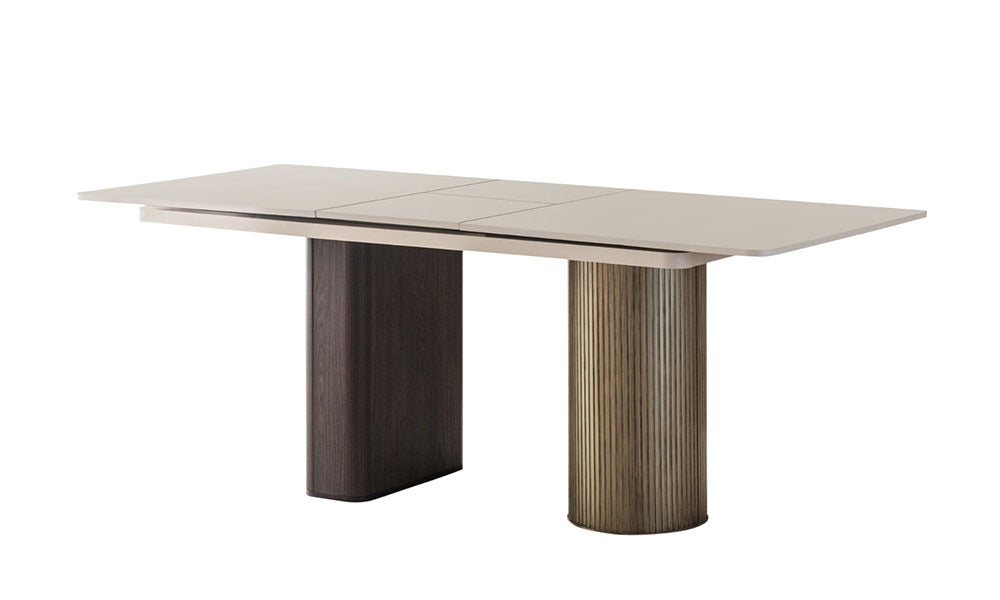 Velar Modern açılır yemek masasının sandalyeleriyle birlikte lüks bir yemek odasındaki görünümü; asimetrik panel ve yivli metal silindir ayak detayı.