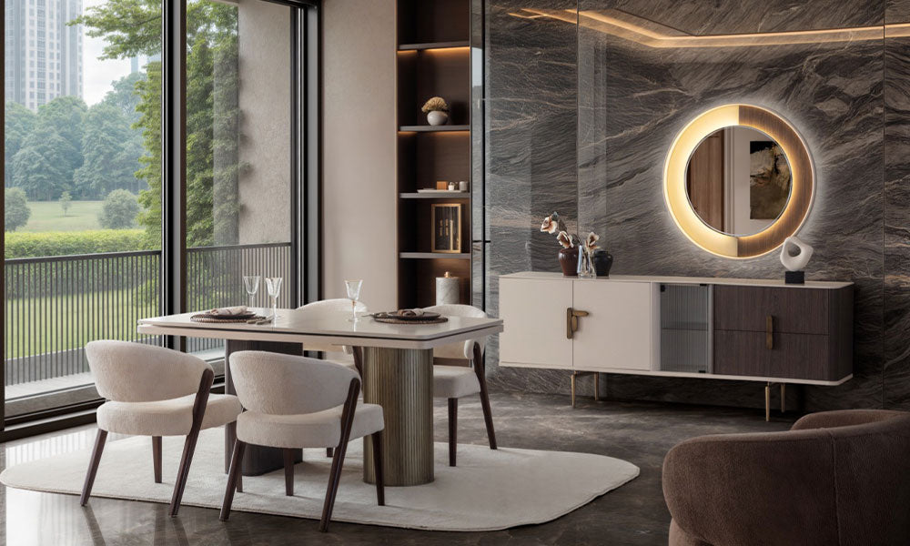 Velar Modern Yemek Odası Takımı'nın lüks bir salondaki tam takım görünümü; asimetrik ayaklı yemek masası, sandalyeler ve LED aydınlatmalı aynalı konsol.