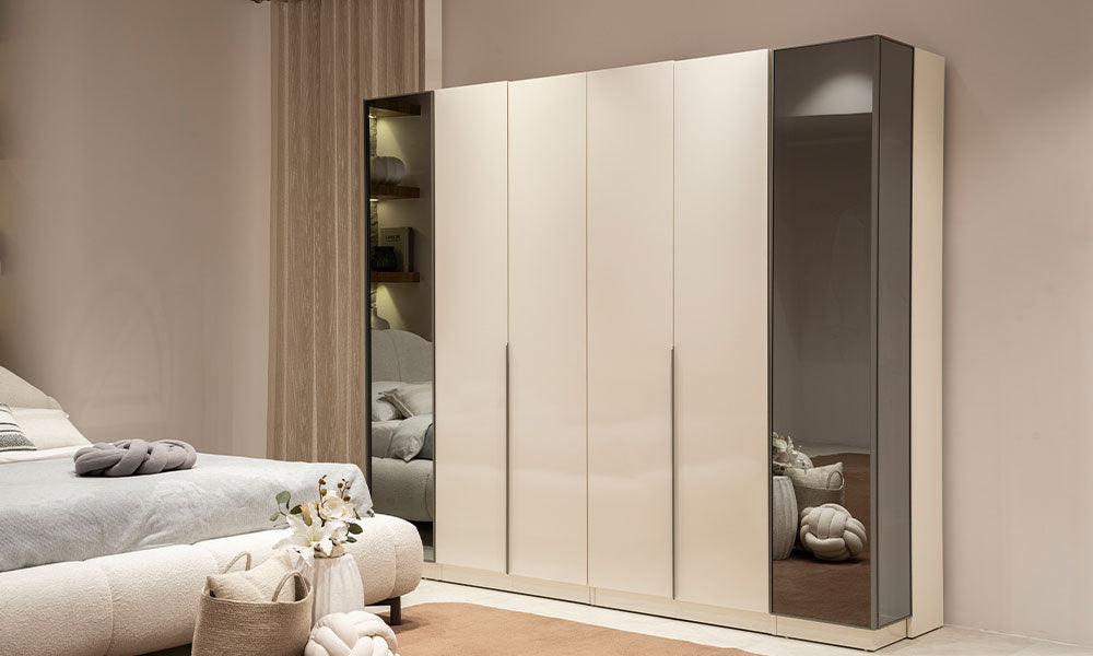 Vena Modern 6 kapaklı gardırobun krem renkli suntalam gövdesi ve yanlardaki füme reflekte ayna kapak detaylarıyla yatak odasındaki görünümü.