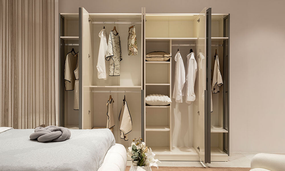 Vena Modern gardırobun LED aydınlatmalı iç tasarımı; uzun askılık, raf düzeni ve geniş depolama alanlarını gösteren tam açık cephe görünümü.