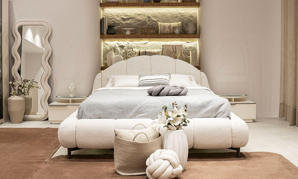 Vena Modern Karyola'nın bukle kumaş kaplı, istiridye başlık tasarımlı ve bazalı yapısının yatak odasındaki estetik ve konforlu görünümü.