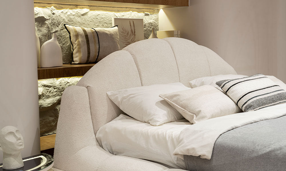 Vena Modern Karyola başlığının yumuşak dokulu, kavisli dilimli formu ve dolgun sünger yapısını gösteren yakın plan detay çekimi.