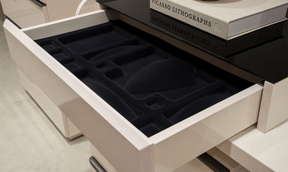 Vena şifonyerin üst çekmecesinde bulunan, takı ve aksesuarlar için tasarlanmış siyah kadife dokulu (floklu) özel organizer bölmesi.