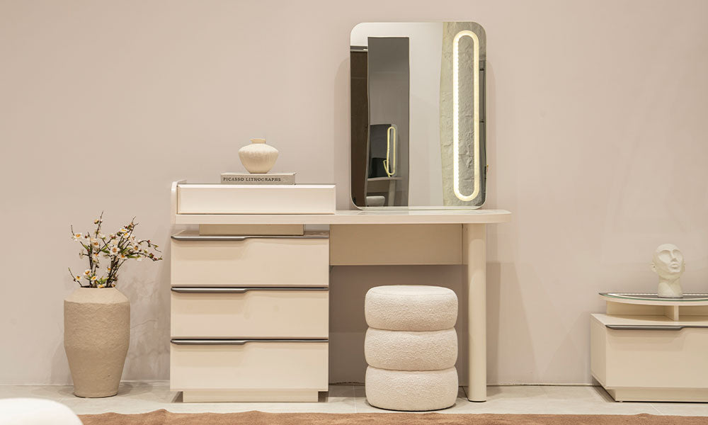 Vena Modern Makyaj Masasının önden görünümü; geniş depolama çekmeceleri, aydınlatmalı ayna ve modern puf detayı.