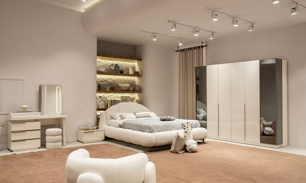 Vena Modern Yatak Odası Takımı; bukle kumaşlı bazalı karyola, reflekte camlı 6 kapaklı gardırop ve kablosuz şarjlı komodinlerin stüdyo ortamındaki tam takım görünümü.